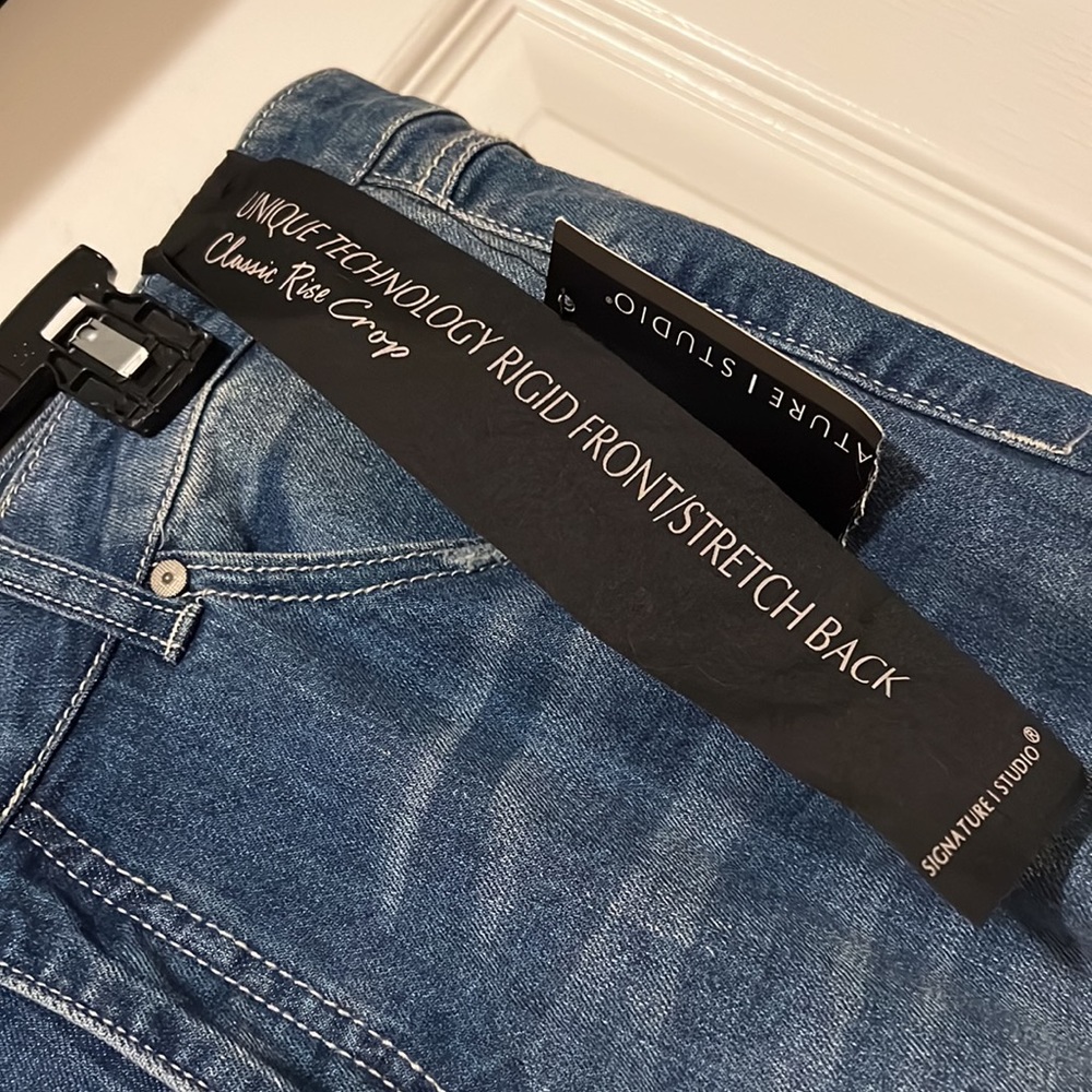 NWT Signature Studio Classic Rise Crop - Picture 8 of 11